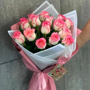 Букет з 15 троянд "Джуміля"