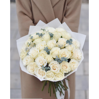31 белая роза Аваланж   с Эвкалиптом 