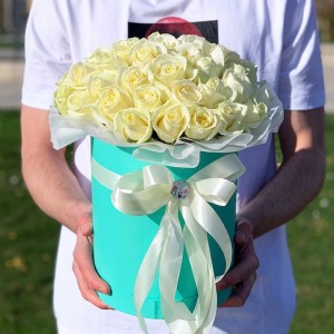 Капелюшна коробка з 35 білими трояндами