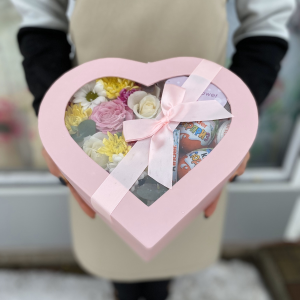 Коробка цветов и сладостей "Валентинка"