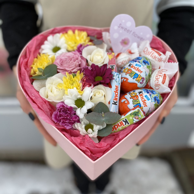 Коробка квітів та солодощів "Валентинка"