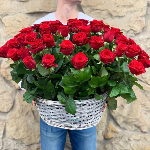 67 красных роз в корзине