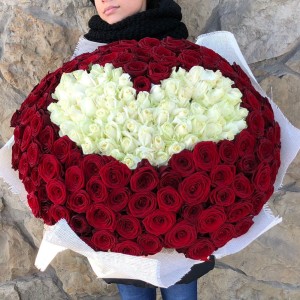 Букет з 201 червоні троянди в центрі серця з білих троянд.