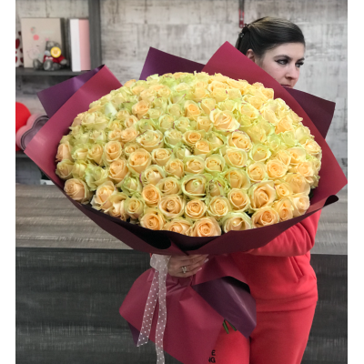 Букет зі 151 троянди "Піч Аваланж"