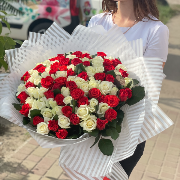 Букет із 101 червоно-білої троянди "Маянма"