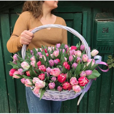 Корзина с тюльпанами " Подарок весны"