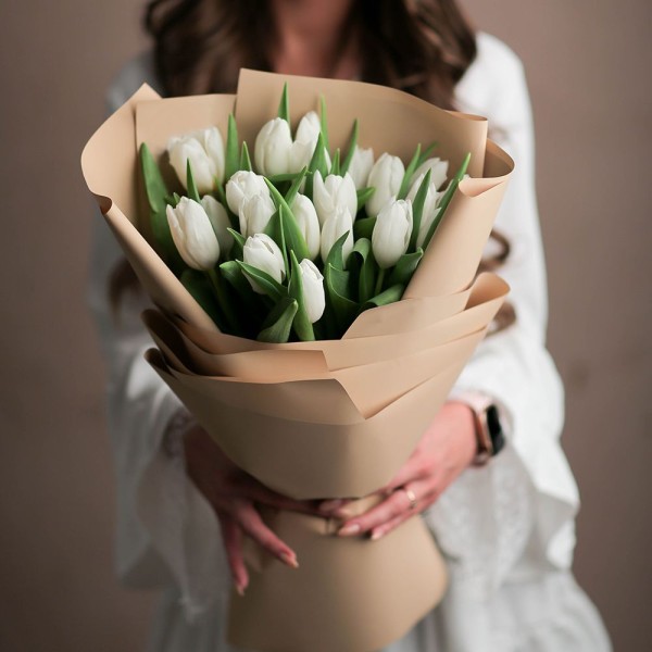 Охапка из 31 белого тюльпана в оформлении 