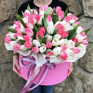 Капелюшна коробка з тюльпанів "Краса буває різною"