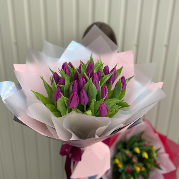 Букет из 25  фиолетовых тюльпанов 