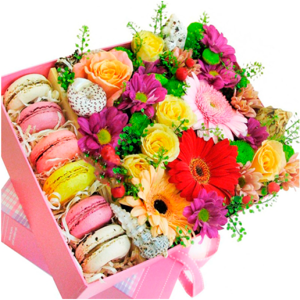 Коробочка с цветами и макарунами